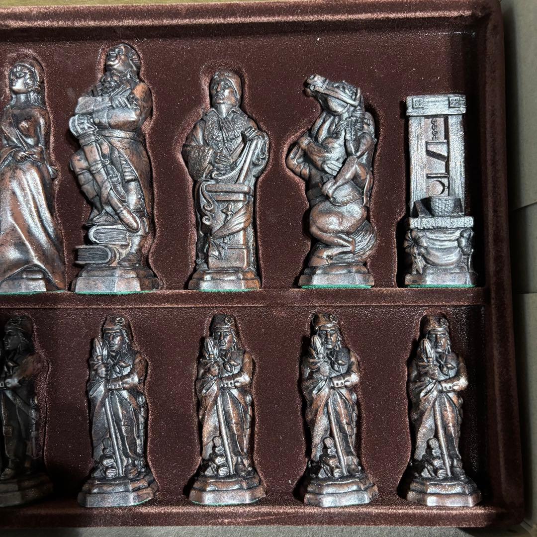 チェスの駒　白黒　アンティーク品