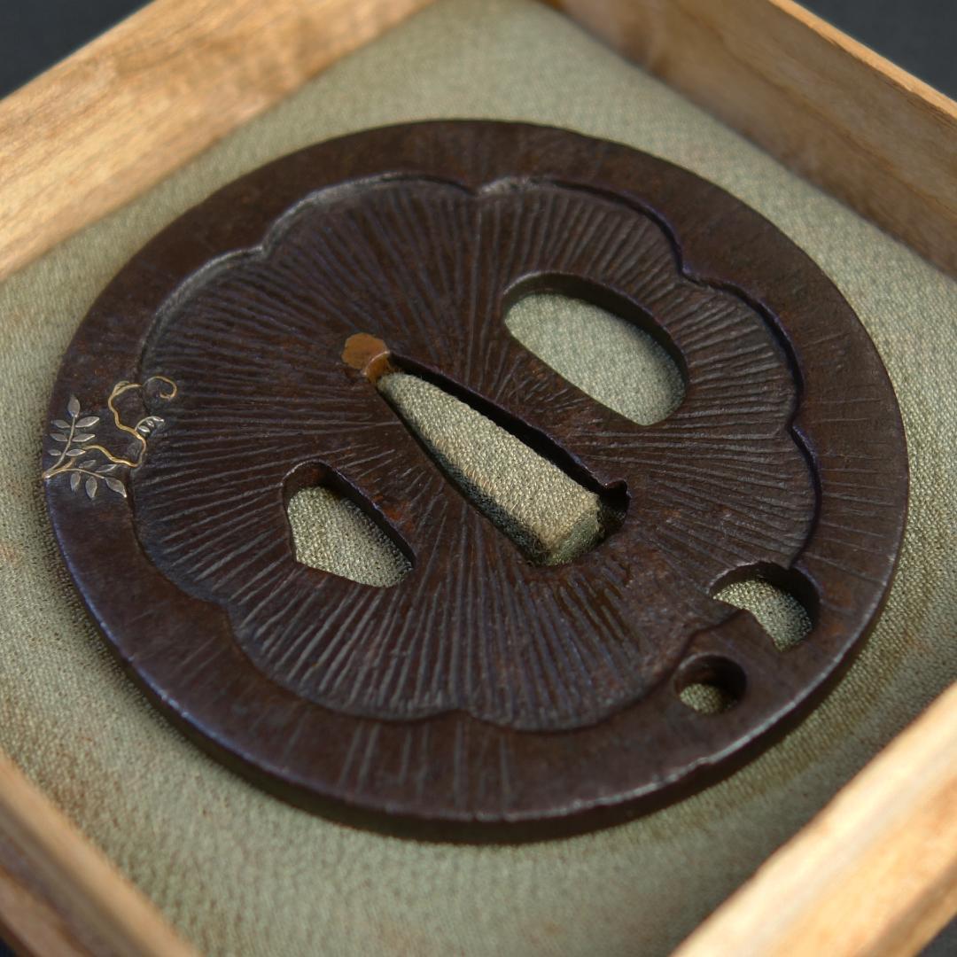 鍔 鐔 鉄地 刀装具 武具 骨董【阿弥陀鑢 金銀象嵌 藤図鍔】(鍔箱付き)