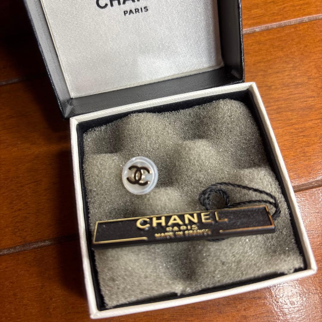 CHANEL 片耳用ピアス ホワイト