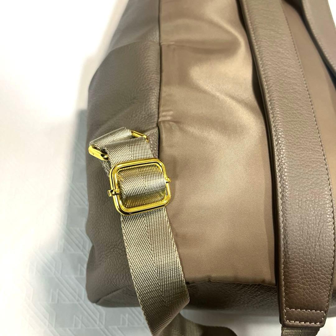 INEEDMORESHOES Harukaリュック グレージュ×ゴールド