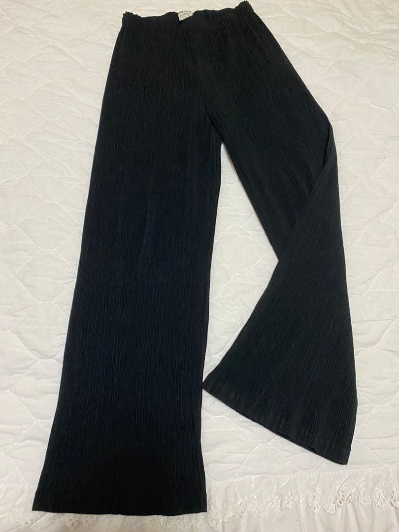 ISSEY Makes 黒のプリーツフレアパンツ