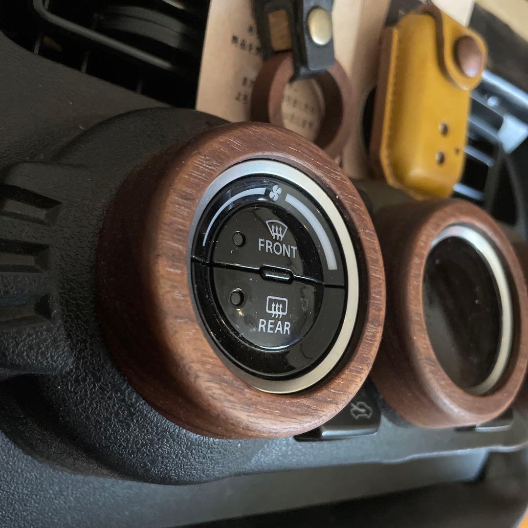 にゃんこ様用レザー製キーケース、ウォルナット製エアコンダイヤル、給油口オープナー