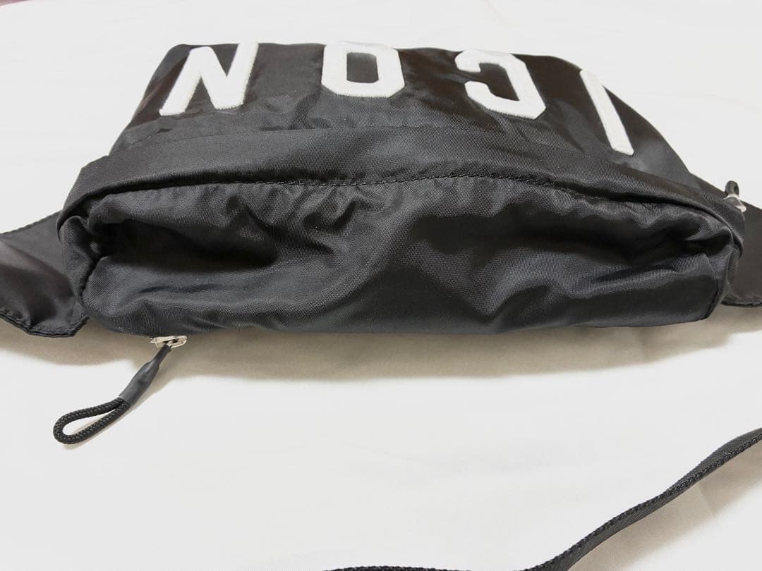 ディースクエアード アイコンボディーバッグ 斜め掛け ポーチ 刺繍 黒 ブラック