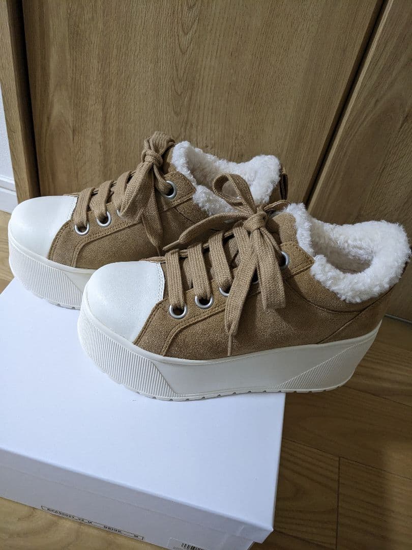 鈴木亜美 ファー付き厚底スニーカー