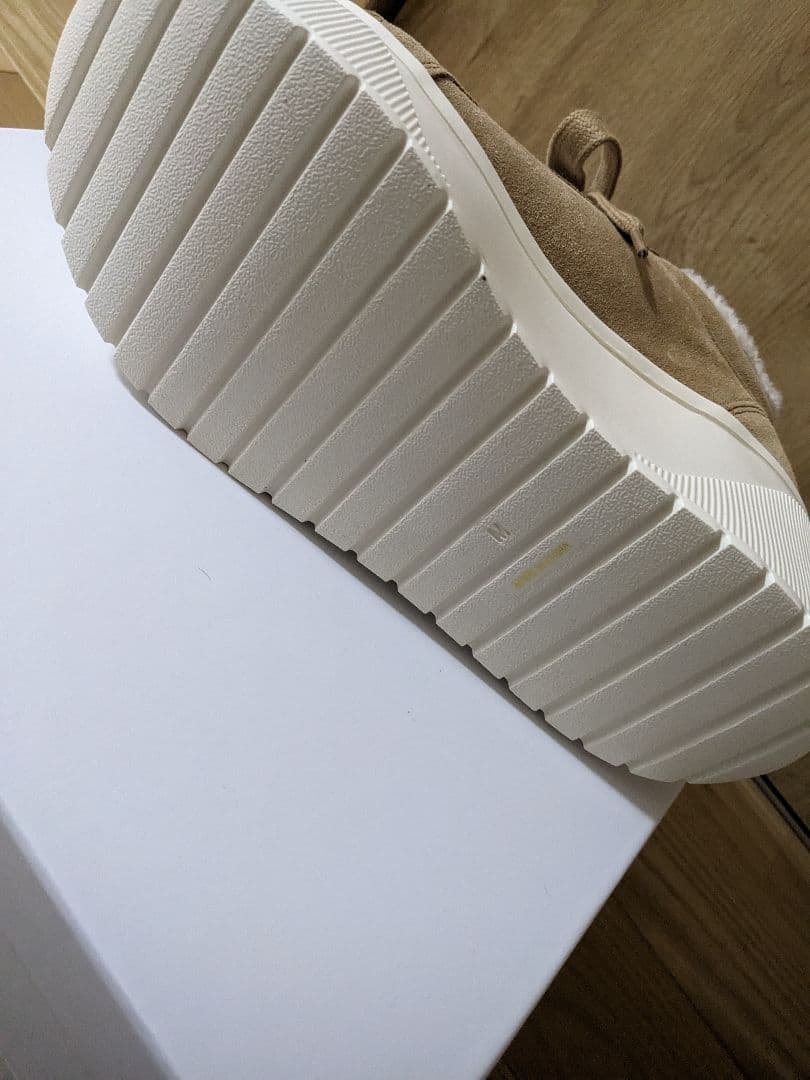 鈴木亜美 ファー付き厚底スニーカー