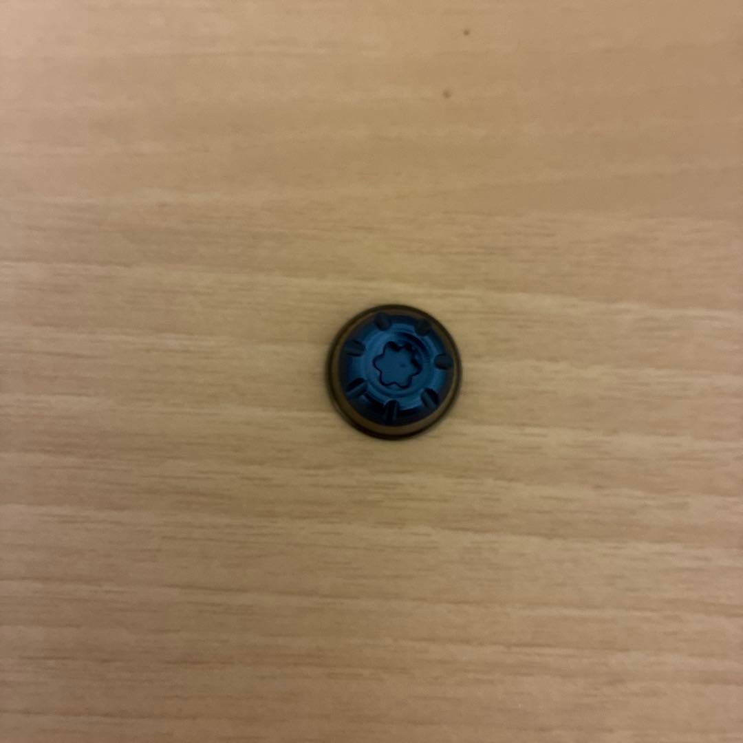 LIVRE リールキャップ　ガンメタ&ブルー