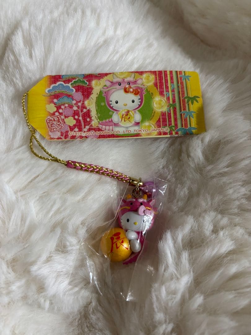 匿名配送】ハローキティ 辰 2011 根付け ストラップ 干支 勾玉 - メルカリ