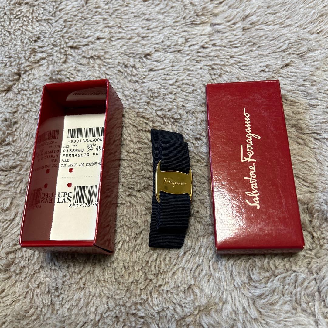 フェラガモ　バレッタ　濃紺