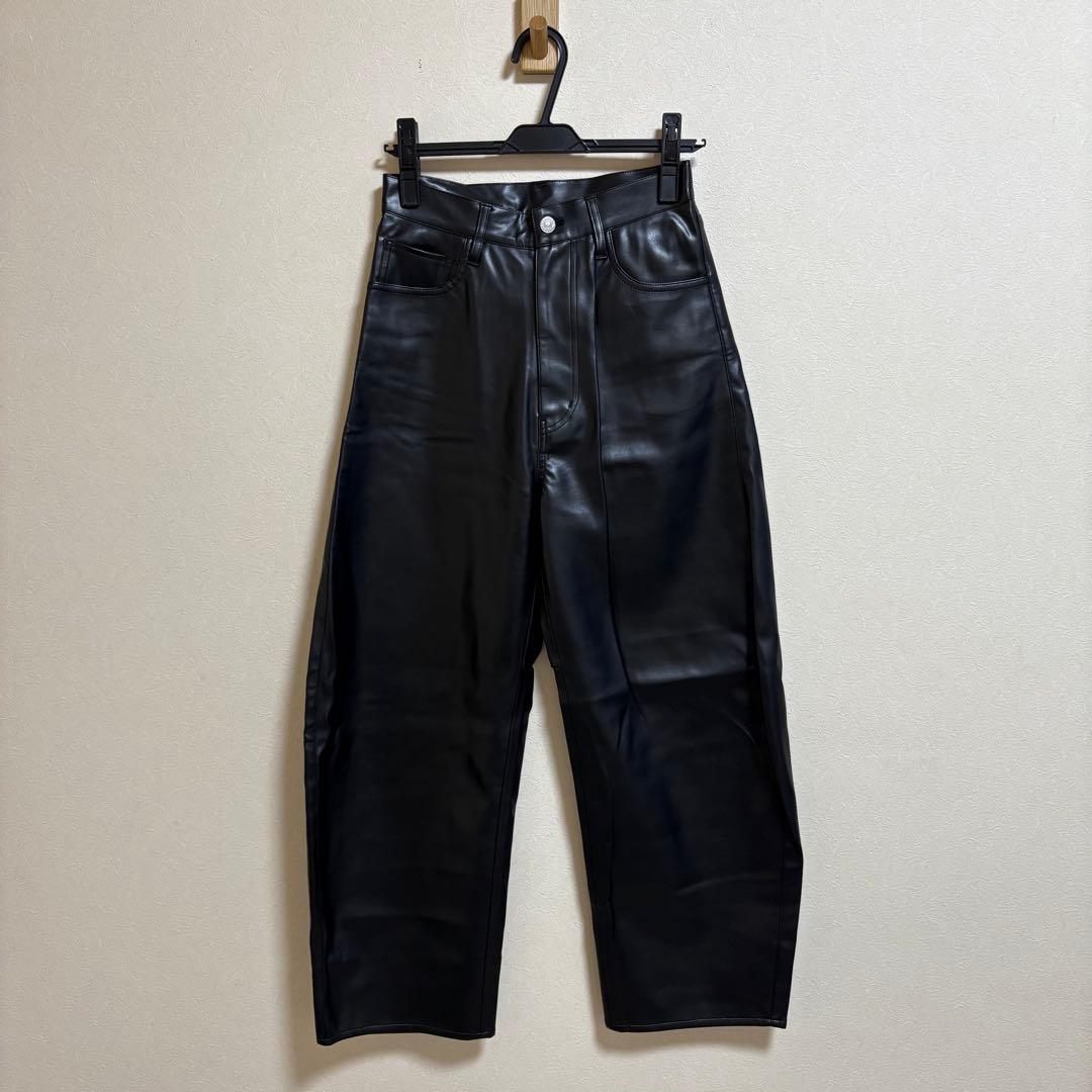 美品 カレンソロジー フェイクラムスキンカーヴィーパンツ 36