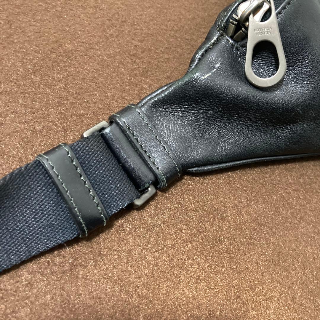 BOTTEGA VENETA イントレチャートボディバッグ メンズ