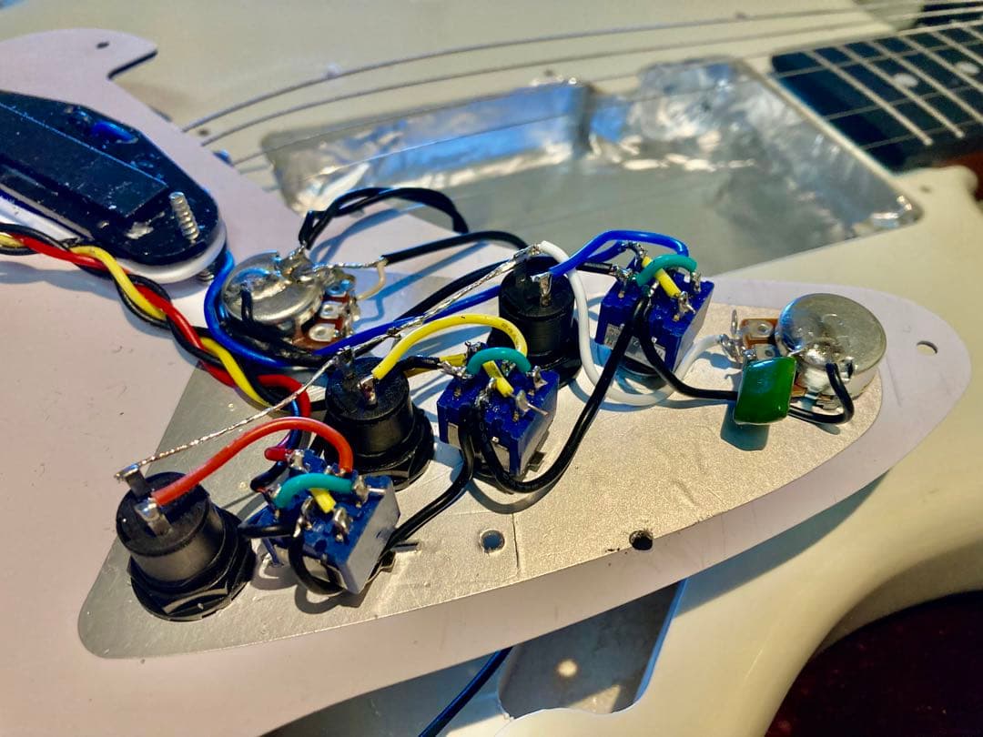 ☆美品珍品 ピックアップ個別選択式に改造したBuskers ST - メルカリ