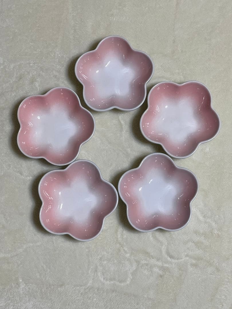 ほぼ新品未使用　ル・クルーゼ　フラワーボウル　シュガーピンク？　５枚セット　（2