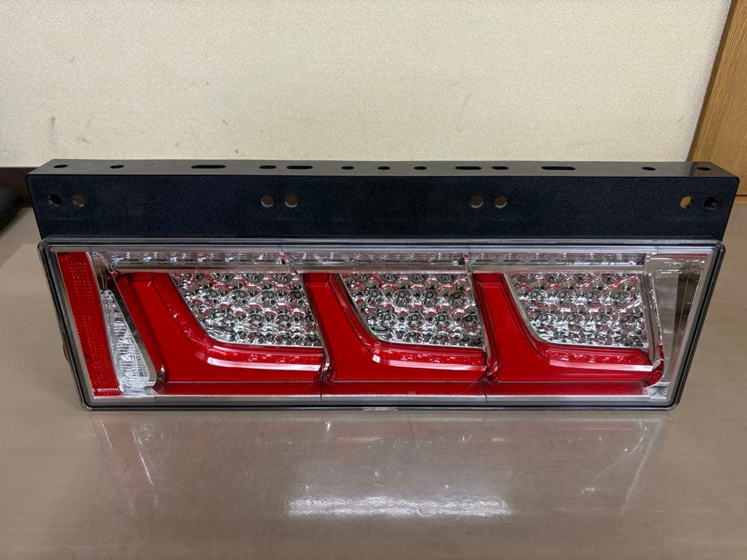 G*d様 【新車外し品】小糸　LED3連テールランプ左右セット