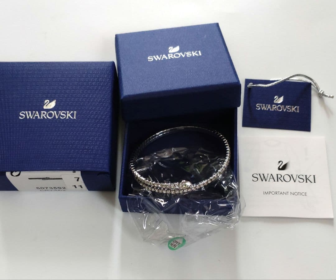 スワロフスキー　twisty バングル　クリスタル