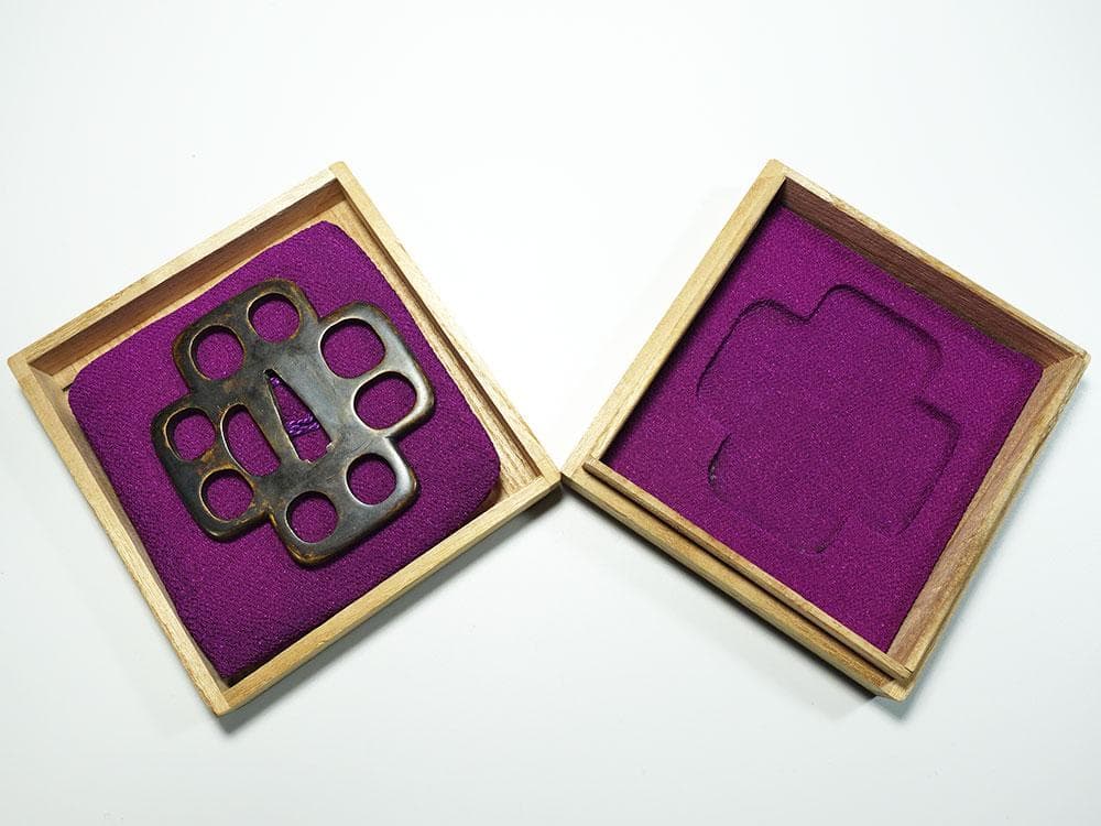 銅地十字木瓜形角九曜透鐔　無銘　片櫃孔　陰透　角耳小肉　肥後金工　肥後鐔　桐箱入