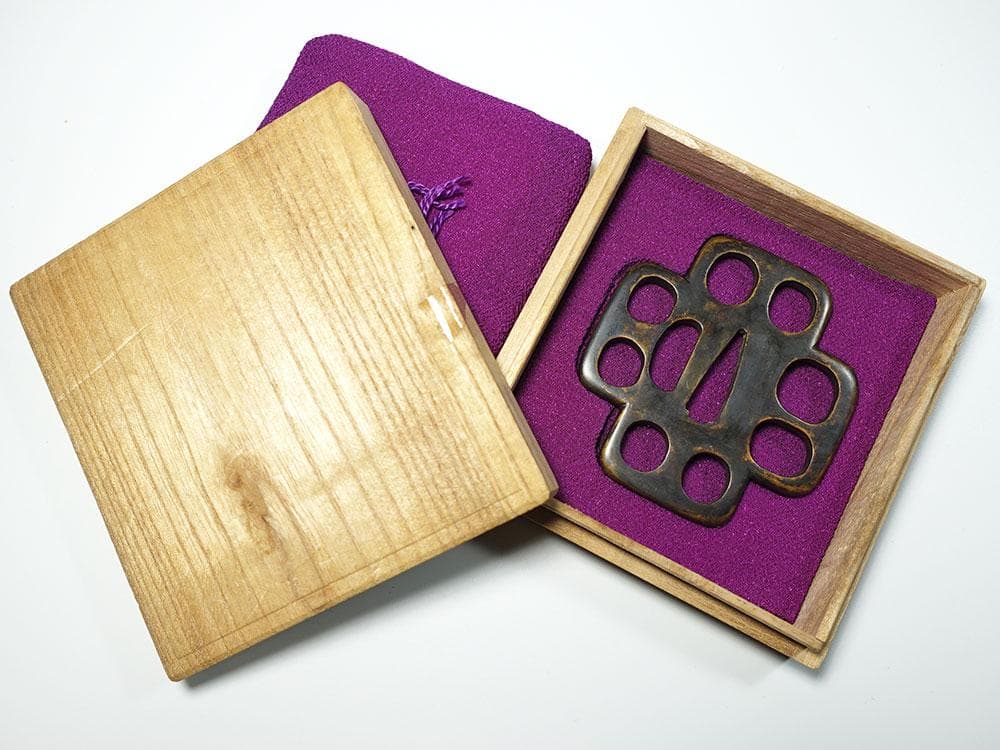 銅地十字木瓜形角九曜透鐔　無銘　片櫃孔　陰透　角耳小肉　肥後金工　肥後鐔　桐箱入