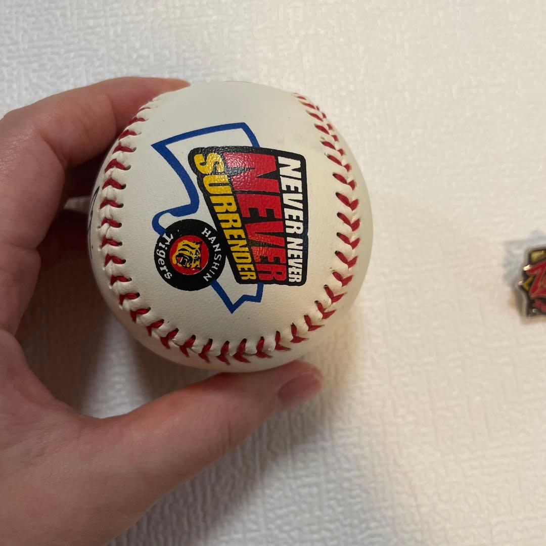 阪神タイガース 矢野輝弘選手 サインボール 70周年バッチ - メルカリ