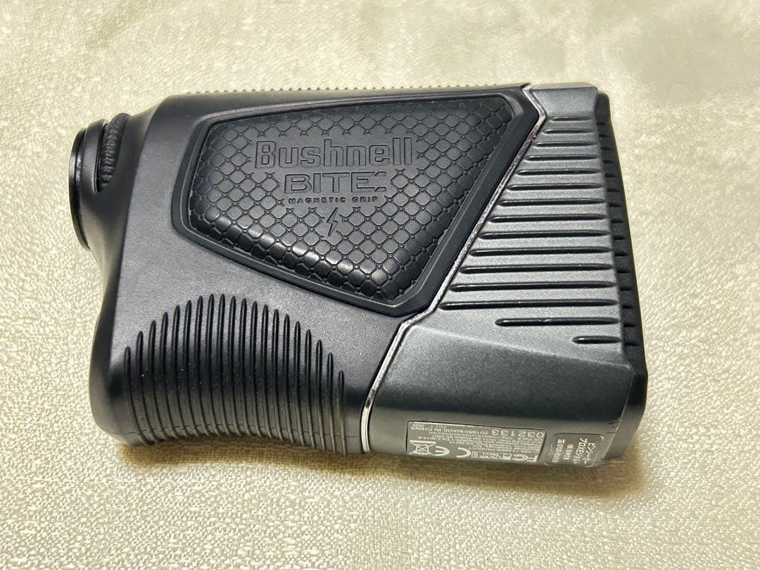 Bushnell PRO XE ゴルフ用距離計 (ケース付き）