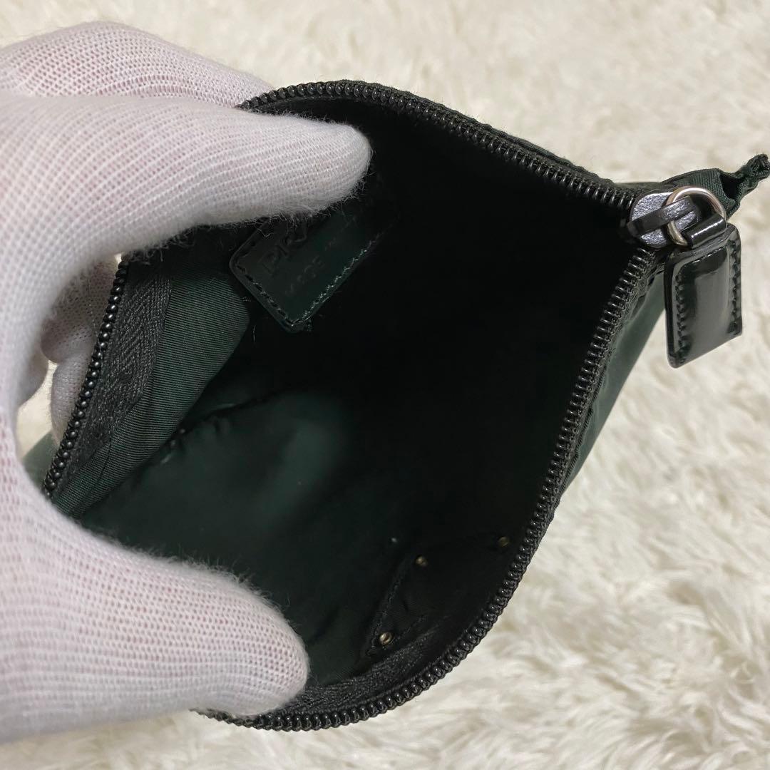 美品【PRADA】プラダ　ポーチ　マチ無し　三角ロゴ　ダークグリーン　227