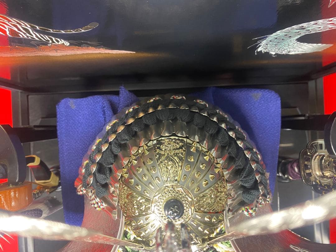 五月人形　龍頭付きシルバー兜飾り　六角アクリルケース入