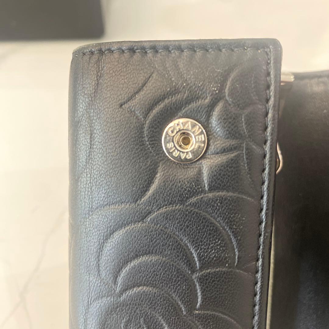 CHANEL ブラックレザー 6連キーケース カメリア 16823557