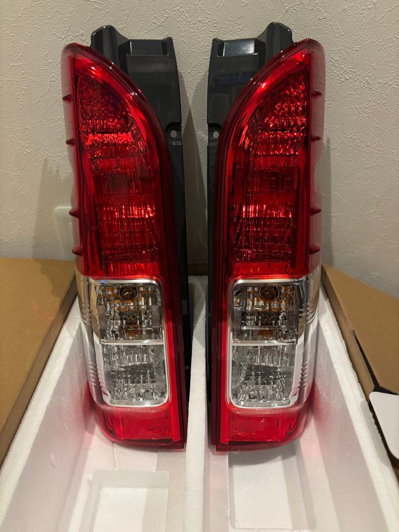 ハイエース純正品テールランプ 2個セット 赤/クリア