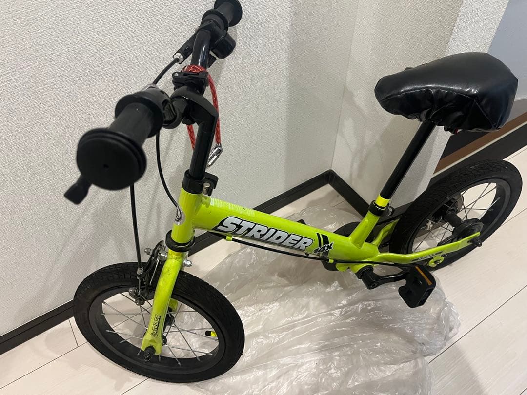 ストライダー14X ライムグリーン、ペダル取り外し可、ハンドルとサドル