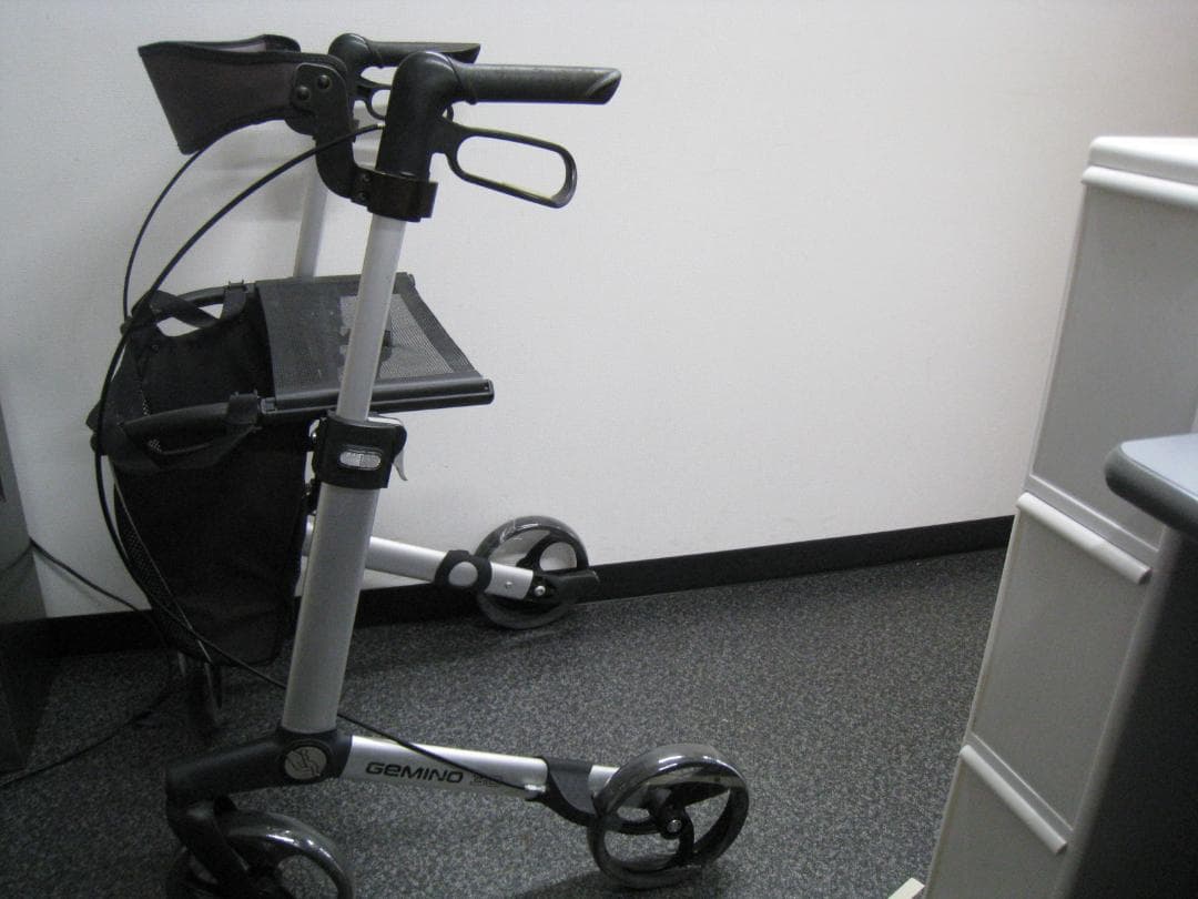 ハンディウォークＬ　GEMINO 30 歩行器 歩行車 パラマウントベッド ③