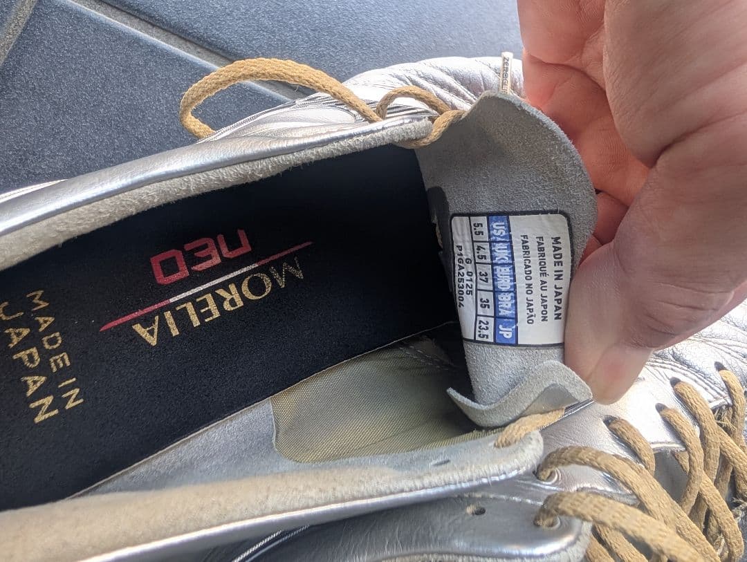 モレリアネオ4　シルバー　23.5cm