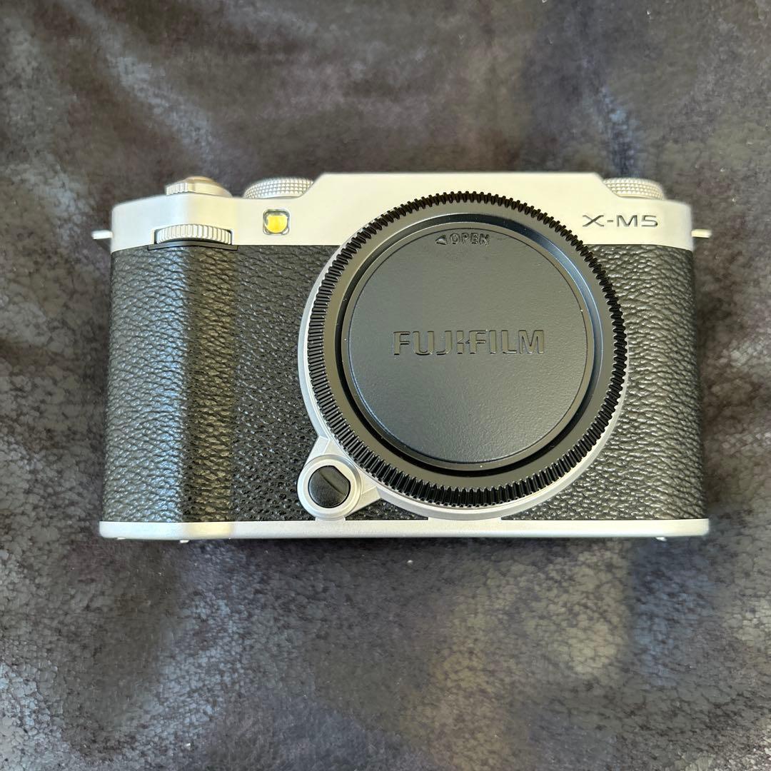FUJIFILM X-M5 ミラーレスカメラ　レンズなし