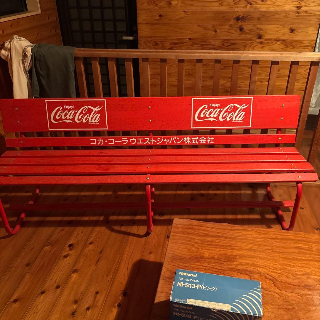 Coca-Cola ロゴ入り赤い木製ベンチ - メルカリ