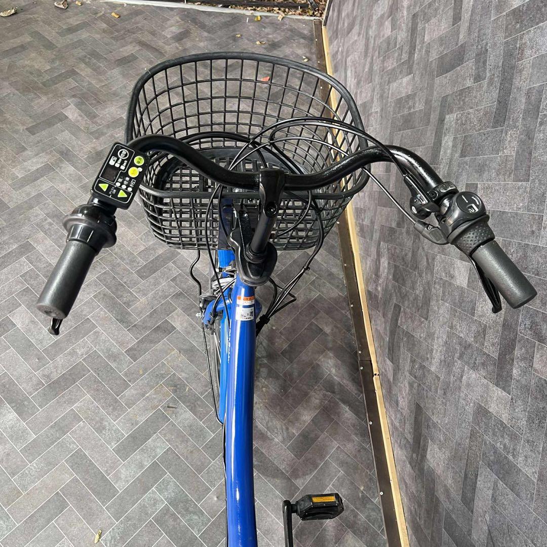 青色 電動アシスト自転車 前部バスケット付き