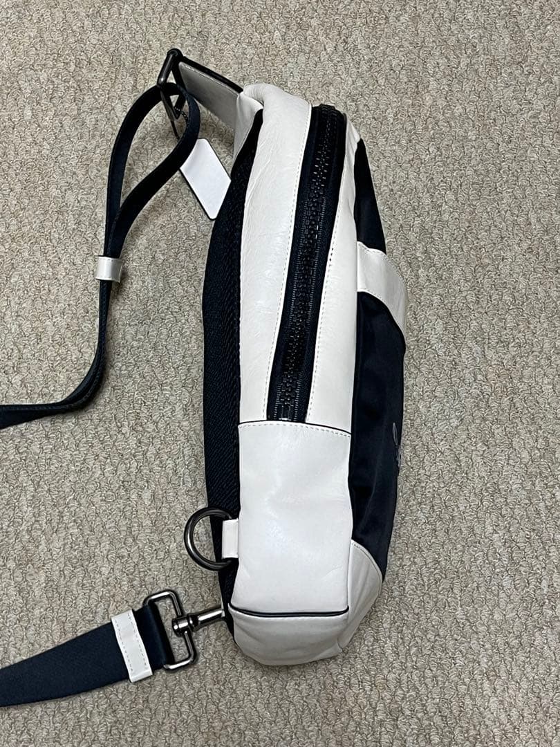 COACH ボディバッグ 黒/白