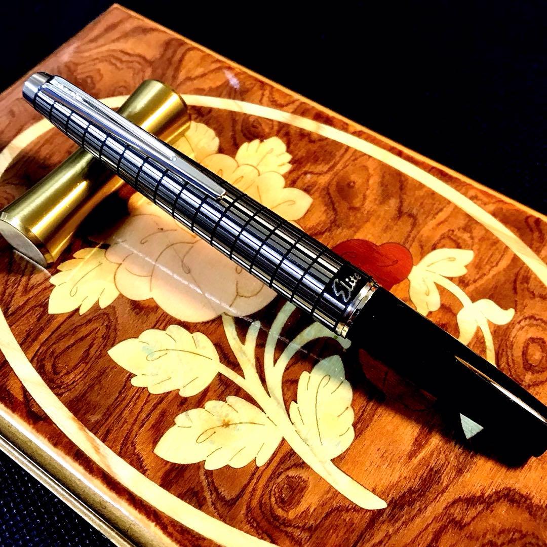 ☆最極上美品☆素晴らしいパイロットエリート万年筆格子柄（Ｆ)18K☆希少品