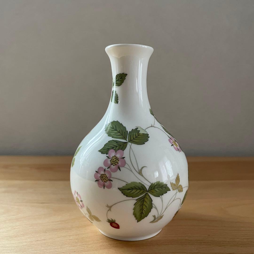 美品】ウェッジウッド ワイルドストロベリー 花瓶 一輪挿し - メルカリ