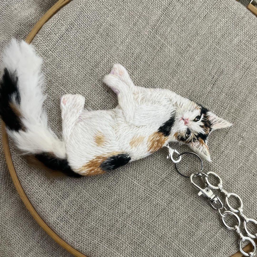 タ*ー様 ハンドメイド刺繍チャーム　三毛猫さん