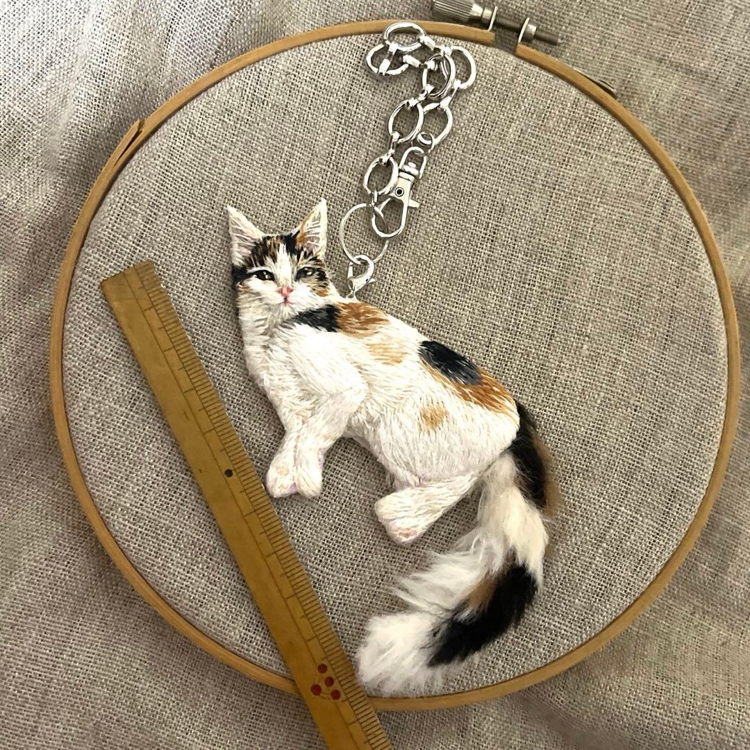 タ*ー様 ハンドメイド刺繍チャーム　三毛猫さん