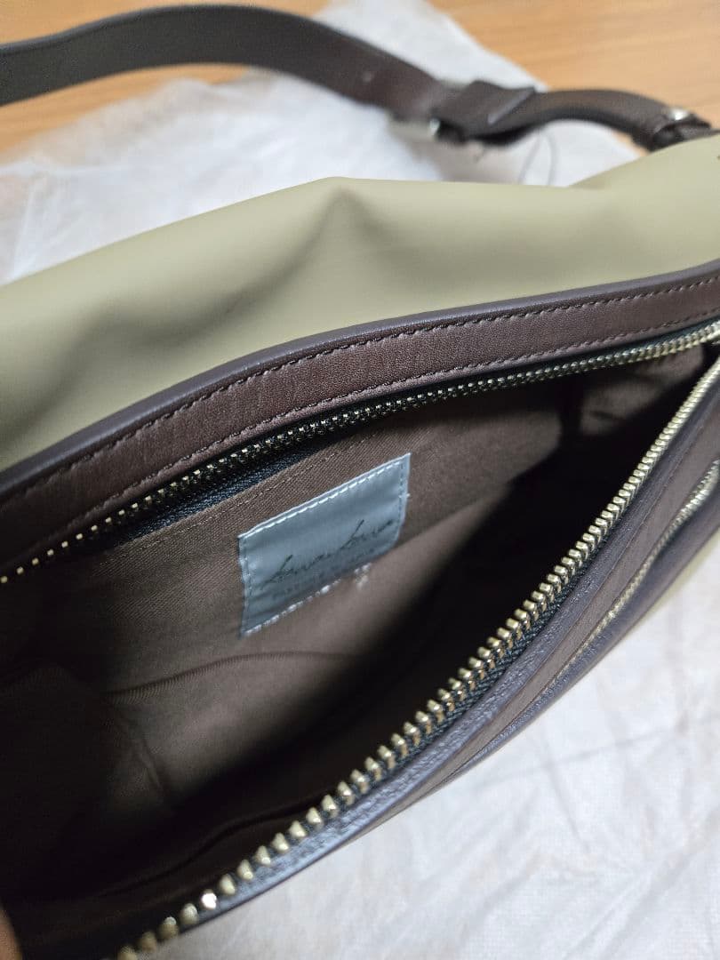 カワカワ　kawakawa　rubber-chohatomeボディバッグ　M