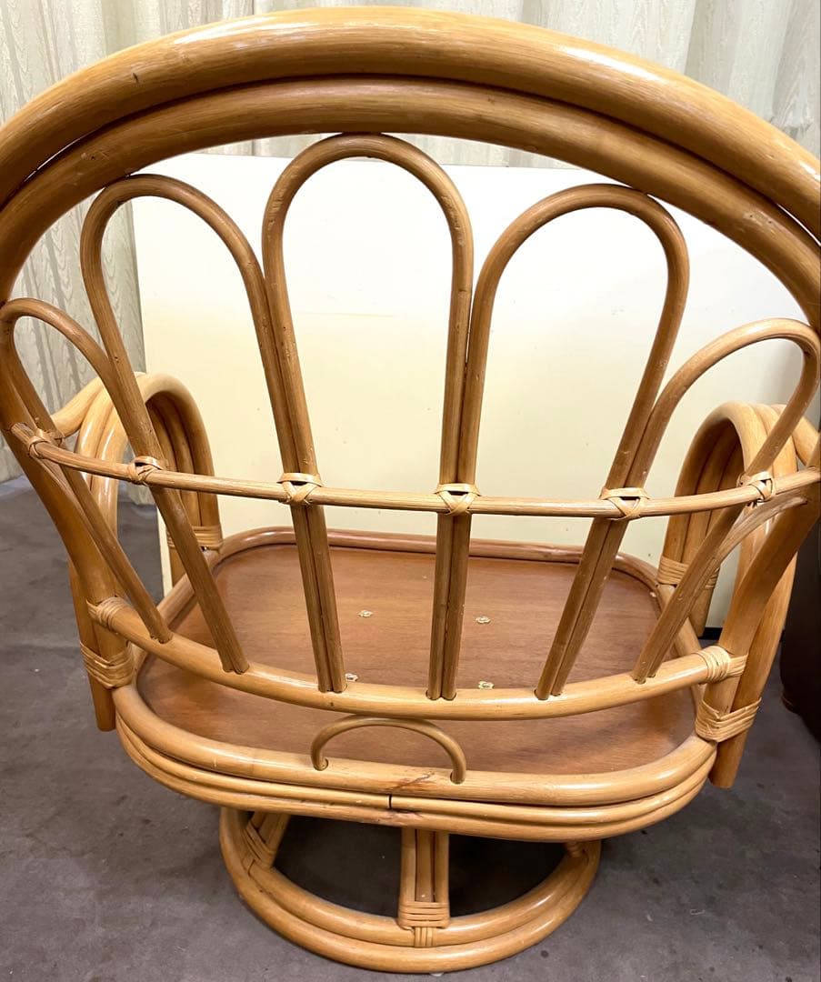 《座面が広い》ラタン 回転椅子　花柄クッション