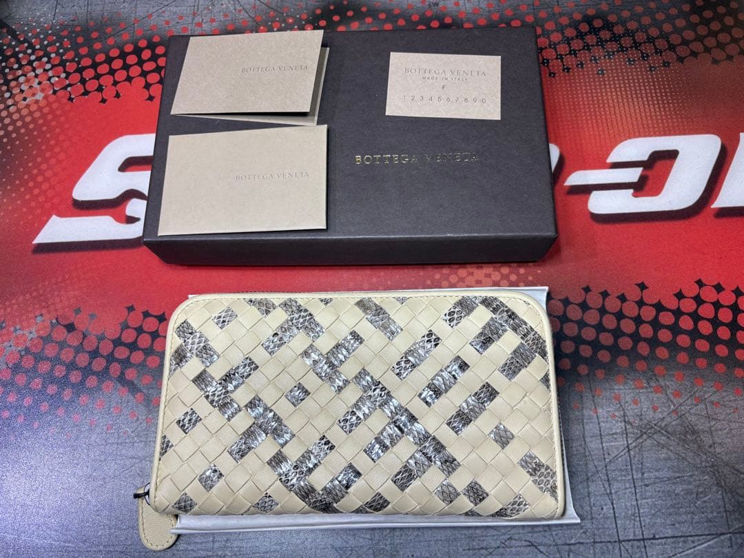ボッテガヴェネタ イントレチャート ラウンドジップ 長財布 パイソン