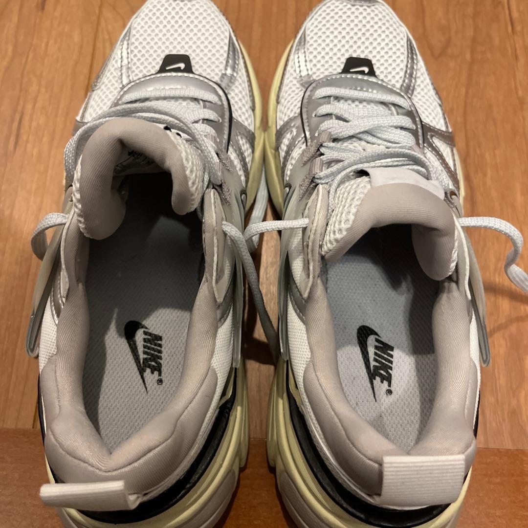 【美品】NIKE W V2K RUN サミットホワイト×シルバー24cm 箱付