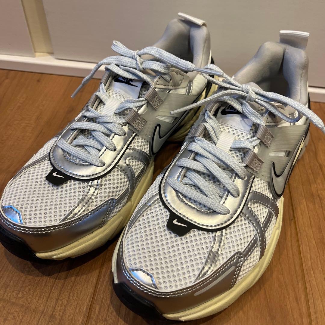 【美品】NIKE W V2K RUN サミットホワイト×シルバー24cm 箱付