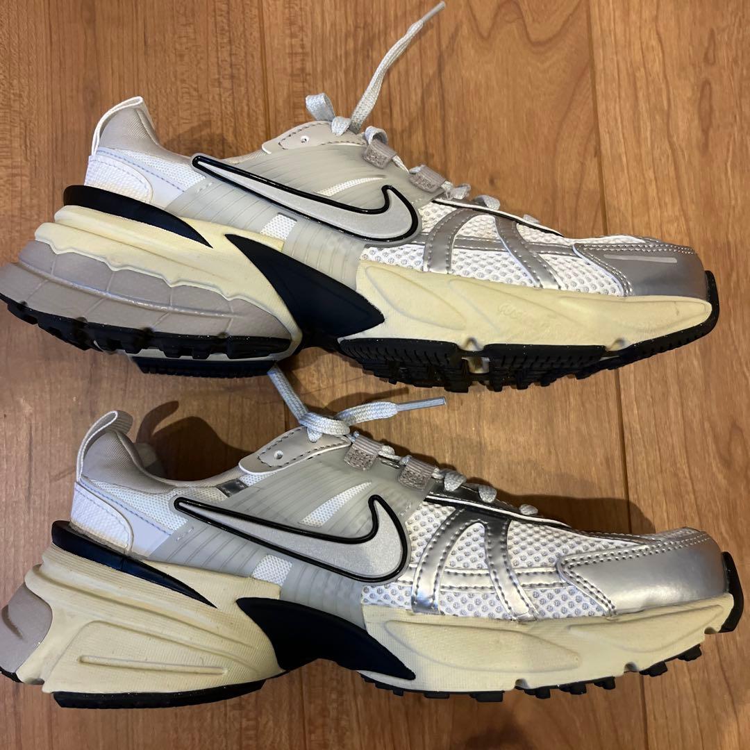 【美品】NIKE W V2K RUN サミットホワイト×シルバー24cm 箱付