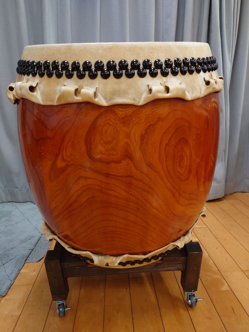 １尺６寸、ケヤキくり抜き胴。皮＝新品