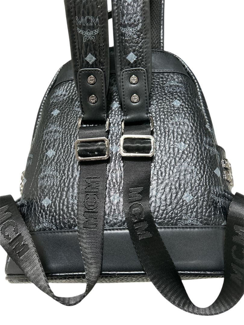 美品＊正規品MCM サイドスタッズ付き バックパック 総柄　黒