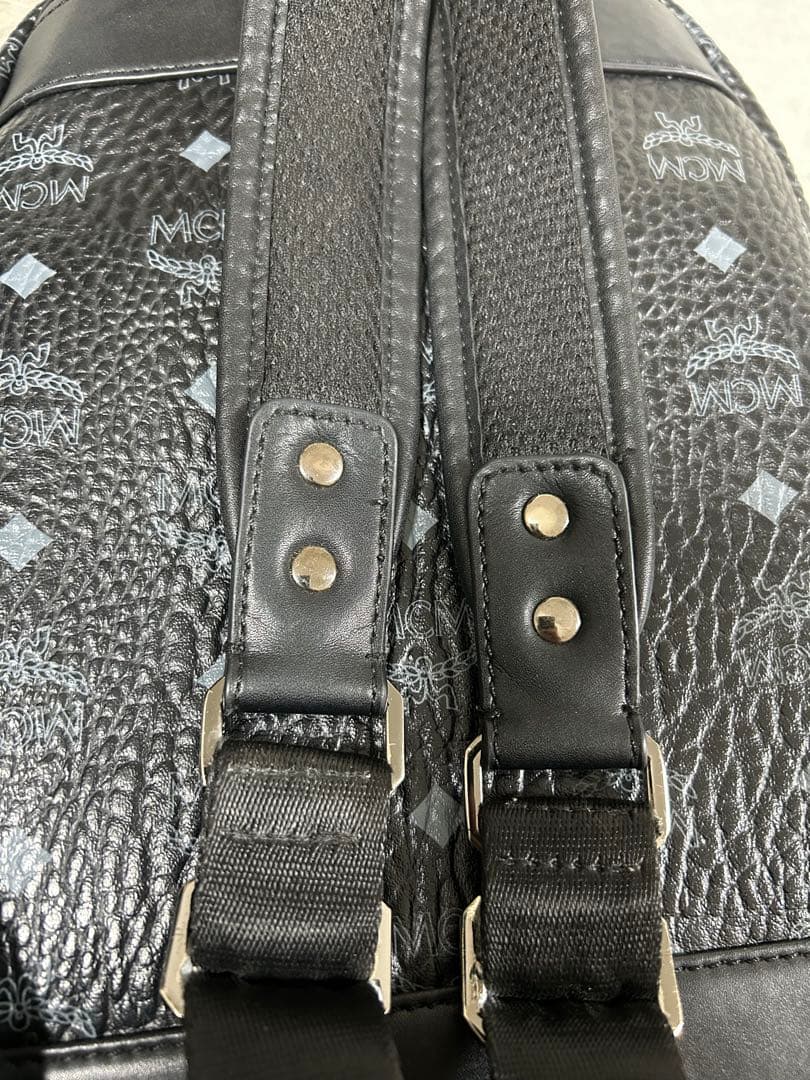 美品＊正規品MCM サイドスタッズ付き バックパック 総柄　黒