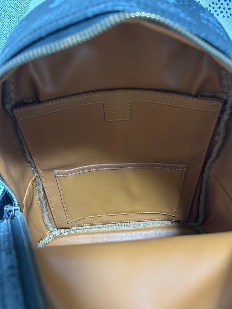 美品＊正規品MCM サイドスタッズ付き バックパック 総柄　黒