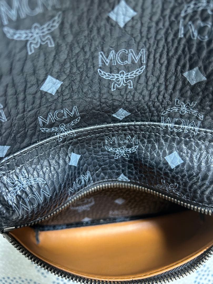 美品＊正規品MCM サイドスタッズ付き バックパック 総柄　黒