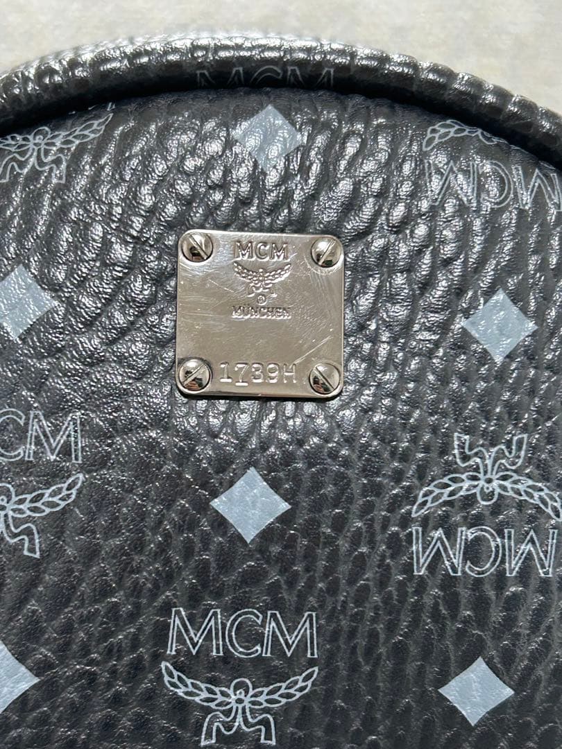 美品＊正規品MCM サイドスタッズ付き バックパック 総柄　黒