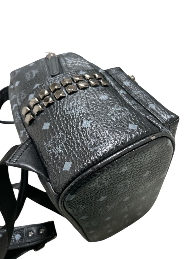 美品＊正規品MCM サイドスタッズ付き バックパック 総柄　黒